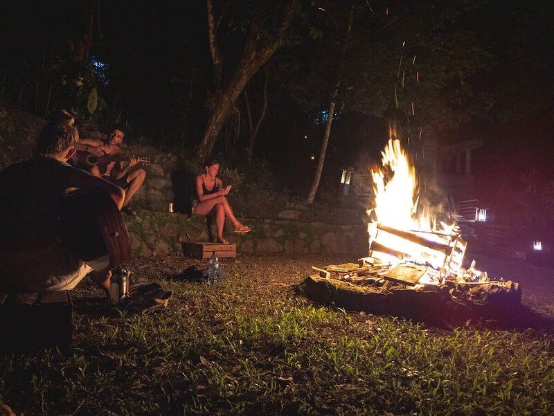 Lagerfeuerabend in der Unterkunft – mit Gitarre und guter Gesellschaft
