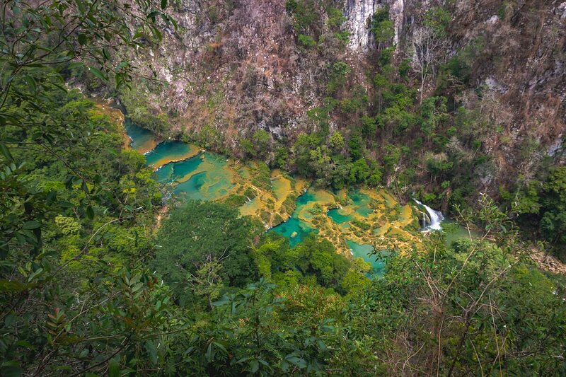 Die türkis-grünen Naturpools von Semuc Champey vom Aussichtspunkt – eingerahmt von dichtem Dschungel