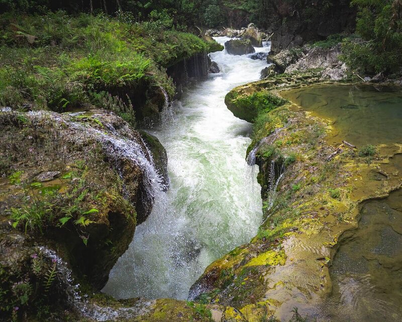Hier verschwindet der Río Cahabón tosend unter den Steinplatten von Semuc Champey