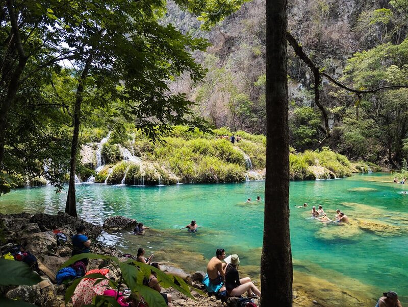 Badevergnügen in den türkisgrünen Pools – mittags wird es voll in Semuc Champey