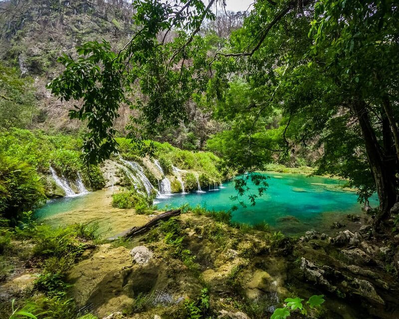 Die türkisblauen Naturpools von Semuc Champey mit ihren kleinen Wasserfällen mitten im Dschungel