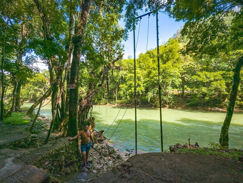 An der Riesenschaukel am Río Cahabón – gleich geht es mit Schwung in den Fluss