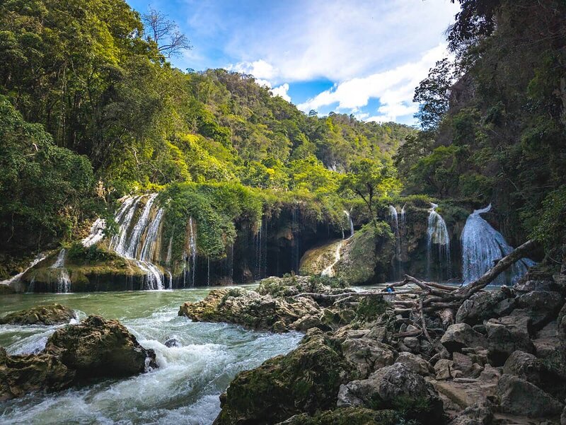 Wasserfälle rauschen über die moosbewachsenen Kaskaden unterhalb von Semuc Champey