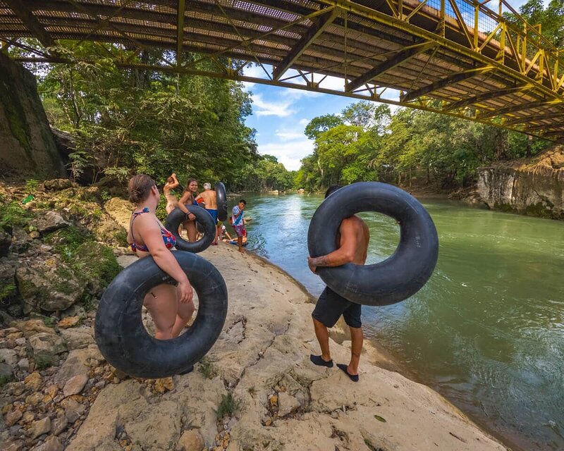 Mit dicken Reifen unter dem Arm zum River Tubing auf dem Río Cahabón