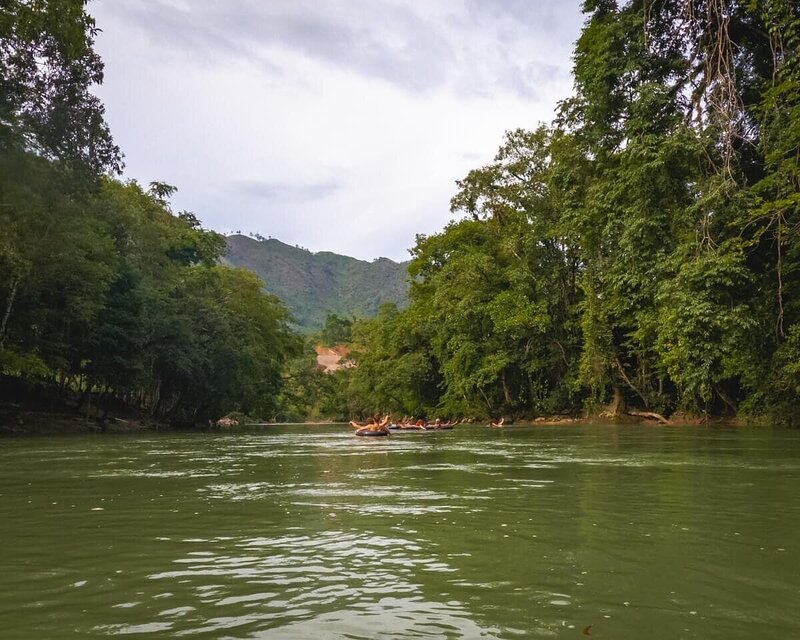 Auf dem Río Cahabón treiben – rundherum nichts als Dschungel