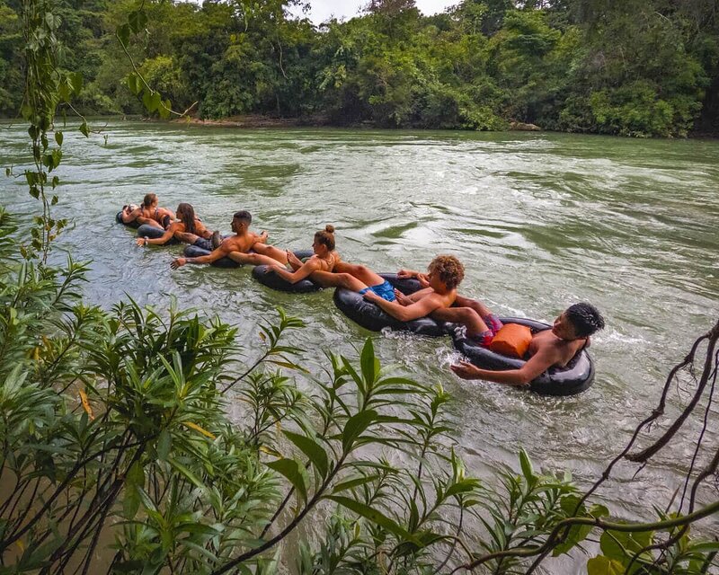 In der Reifenkolonne den Río Cahabón hinunter – River Tubing mit der ganzen Truppe
