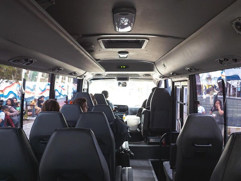 Eng bestuhltes Shuttle von innen – auf der langen Fahrt nach Lanquin ist Beinfreiheit Luxus