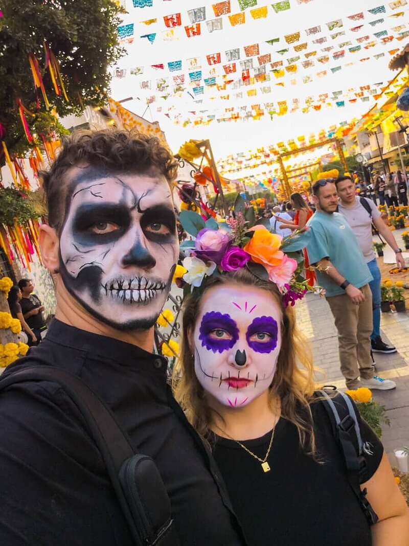 Día de los Muertos in Tlaquepaque: Selfie mit kunstvoll geschminkten Totenkopf-Gesichtern