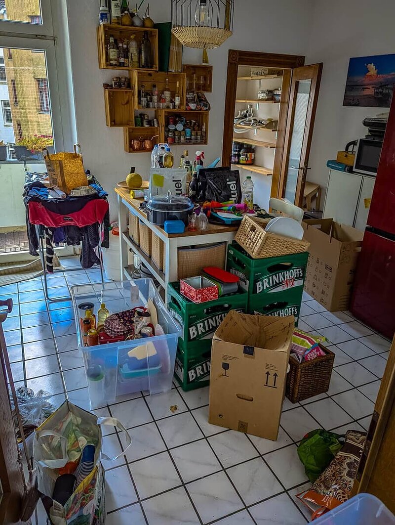 Umzugschaos in der Küche: Kisten packen für die große Weltreise