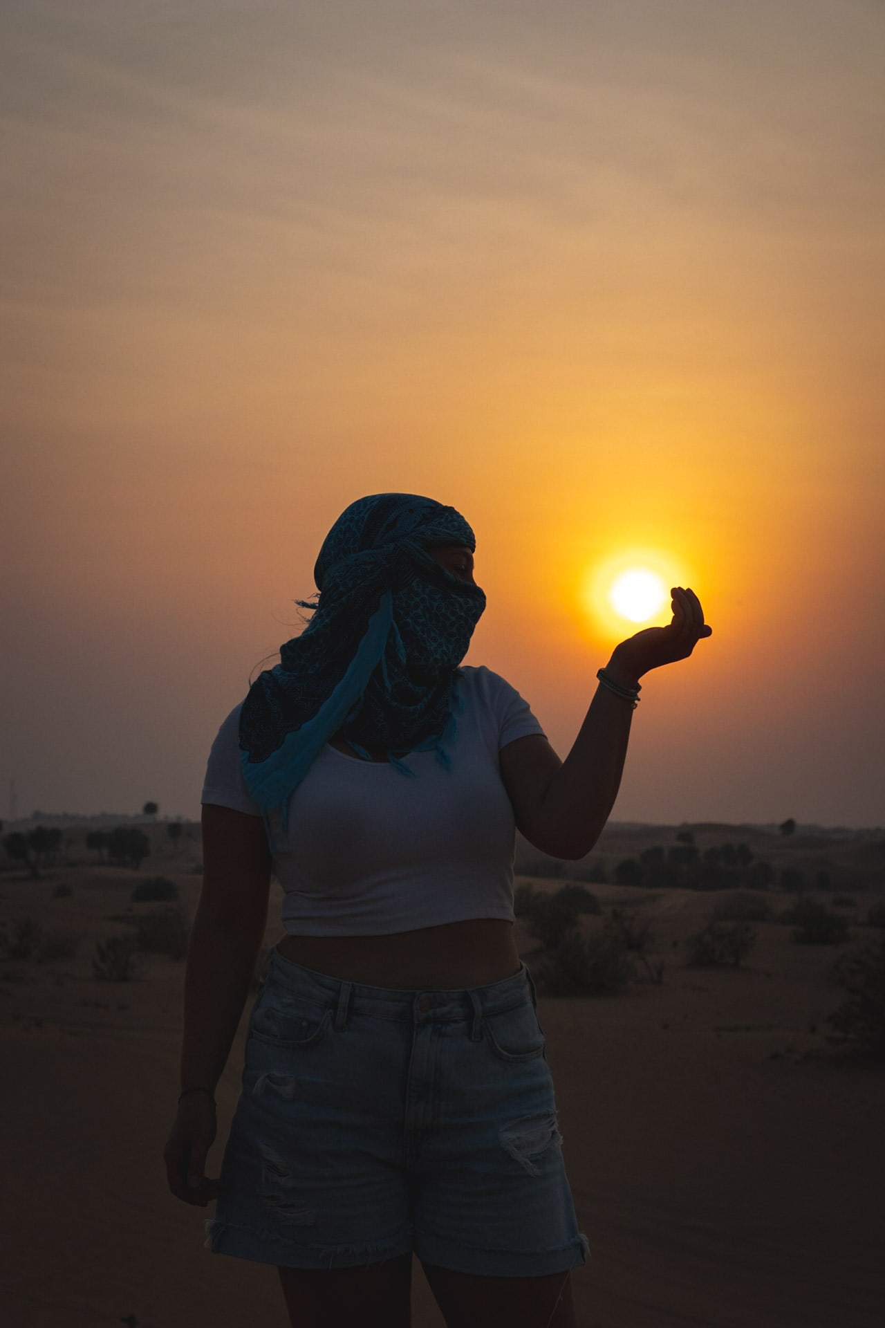 Genieße den Sonnenuntergang in der Wüste